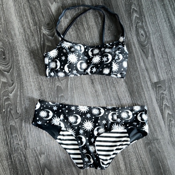 Hot Topic Other - Reversible black and white bikini